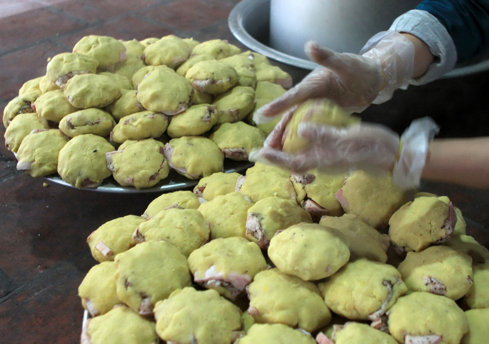 Chuẩn bị đỗ để gói bánh. (Ảnh: Vũ Sinh/TTXVN) 