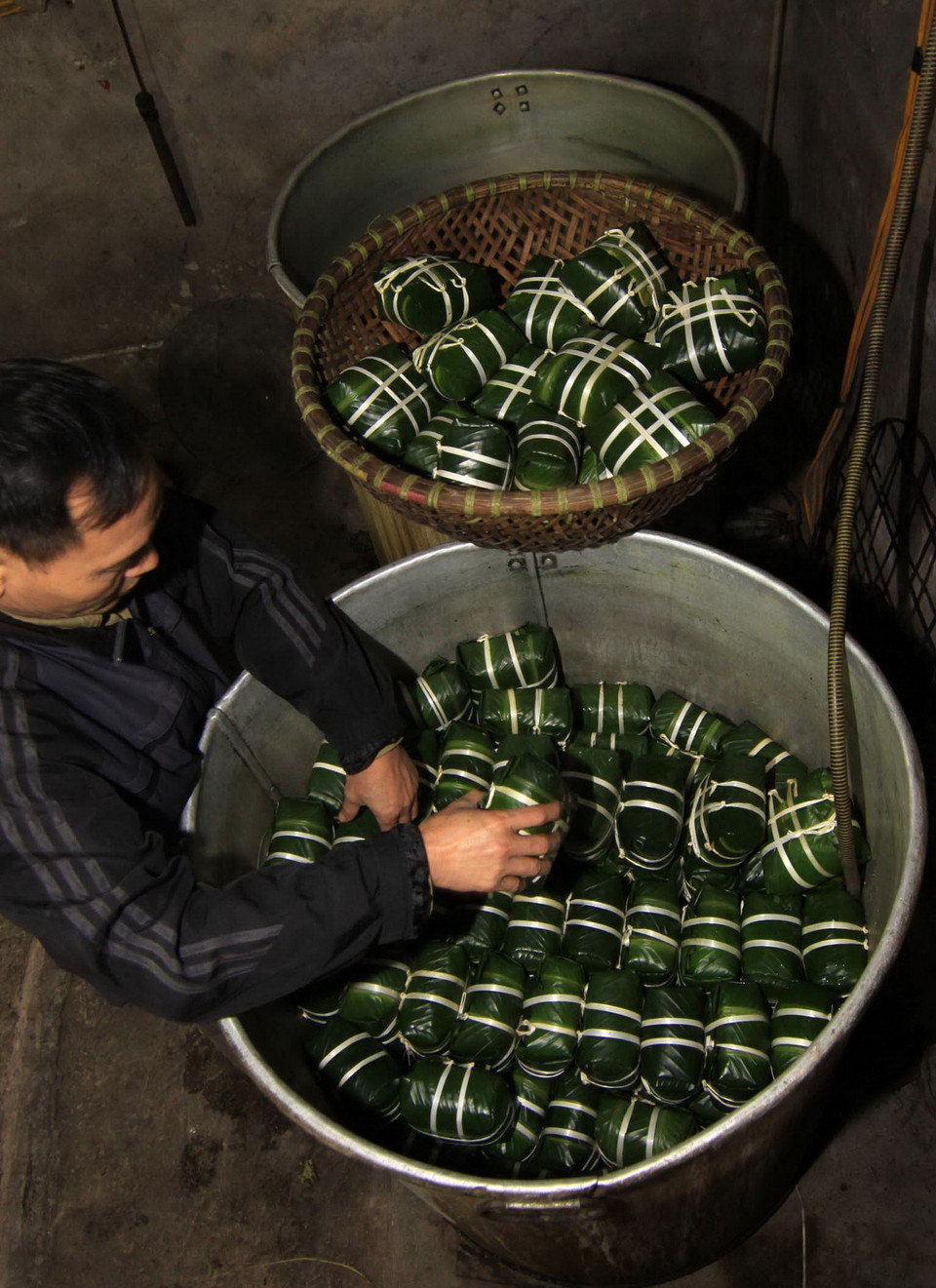 Bánh chưng được xếp ngay ngắn trong nồi trước khi luộc. (Ảnh: Vũ Sinh/TTXVN) 