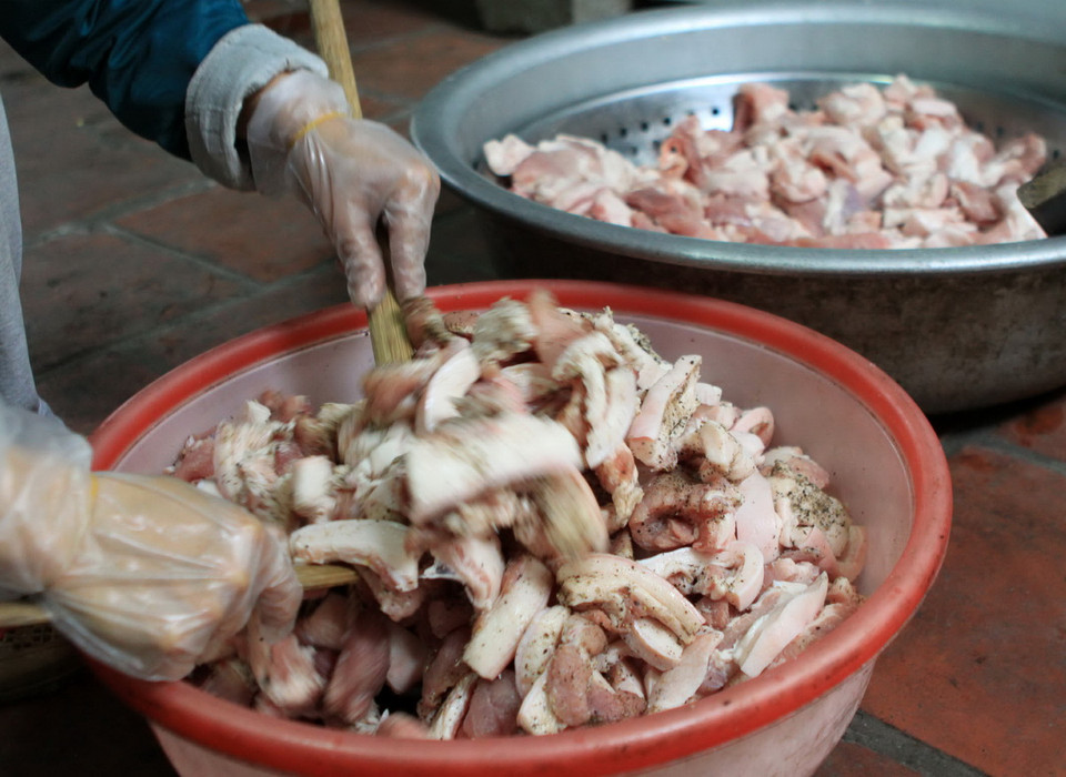 Thịt lợn làm nhân bánh được ướp gia vị trước khi gói. (Ảnh: Vũ Sinh/TTXVN) 