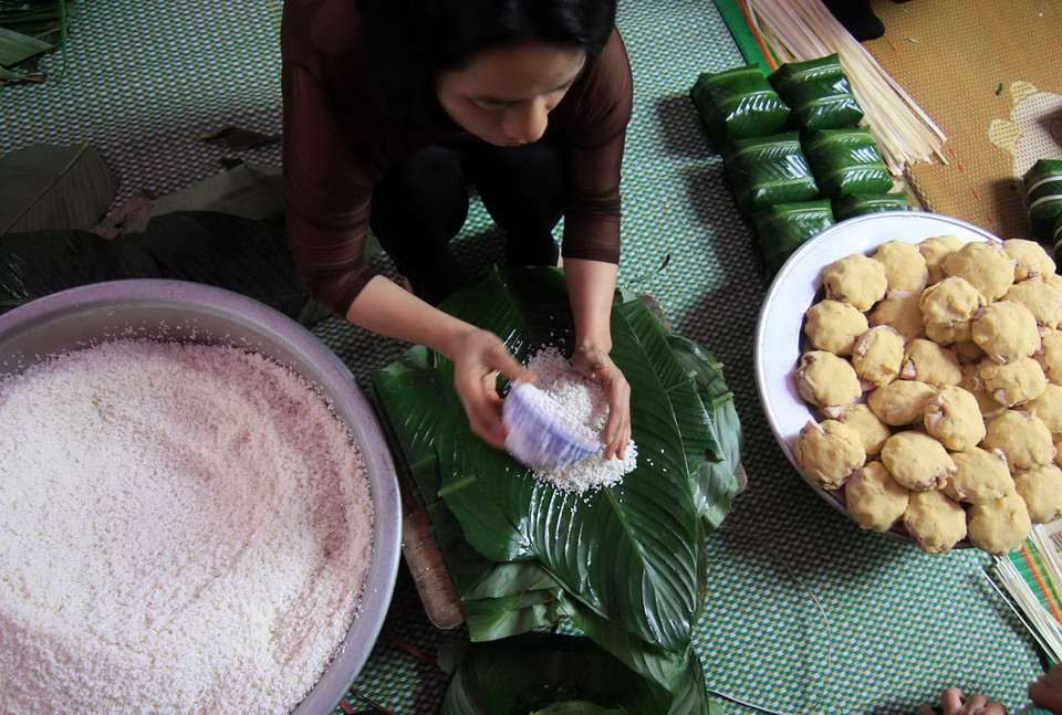 Bánh chưng của làng Tranh Khúc thường gói bằng tay nhưng vẫn đảm bảo độ chắc và vuông. (Ảnh: Vũ Sinh/TTXVN) 