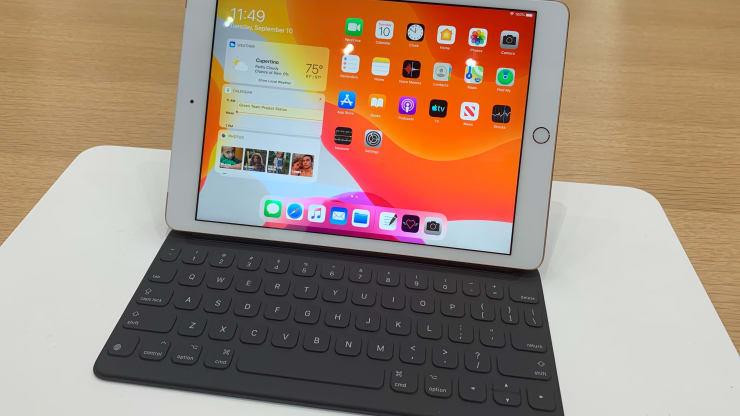 Máy tính bảng iPad 10,2 inch có thiết kế bên ngoài như iPad Pro, có giá bán 329 USD. (Nguồn: CNBC)