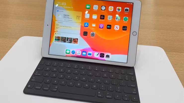 Máy tính bảng iPad 10,2 inch có thiết kế bên ngoài như iPad Pro, có giá bán 329 USD. (Nguồn: CNBC)
