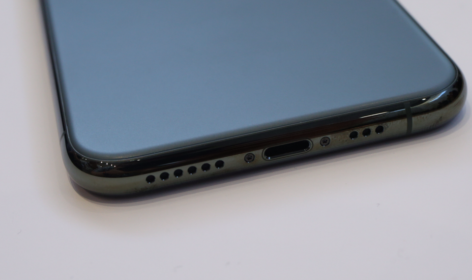 Đường bo viền và cổng kết nối của iPhone 11. (Nguồn: techcrunch)