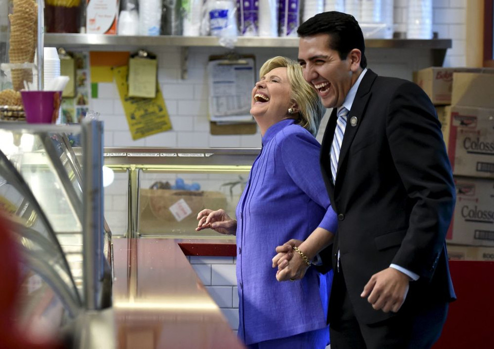 Ứng cử viên Tổng thống Mỹ của Đảng Dân chủ Hillary Clinton (trái) cùng nghị sỹ bang Nevada Nelson Araujo tại một cửa hàng bán kem ở North Las Vegas, Nevada. (Nguồn: Reuters)