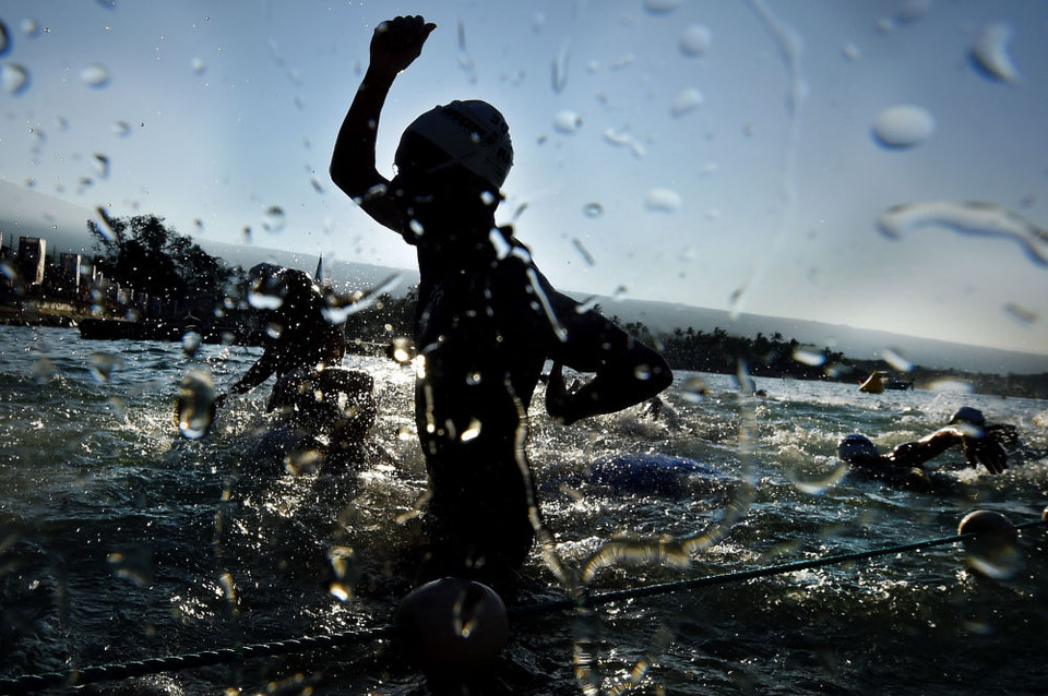 Các vận động viên tranh tài ở cuộc thi bơi Ironman World Championship Triathlon tại Kailua-Kona, Hawaii, Mỹ. (Nguồn: AP)