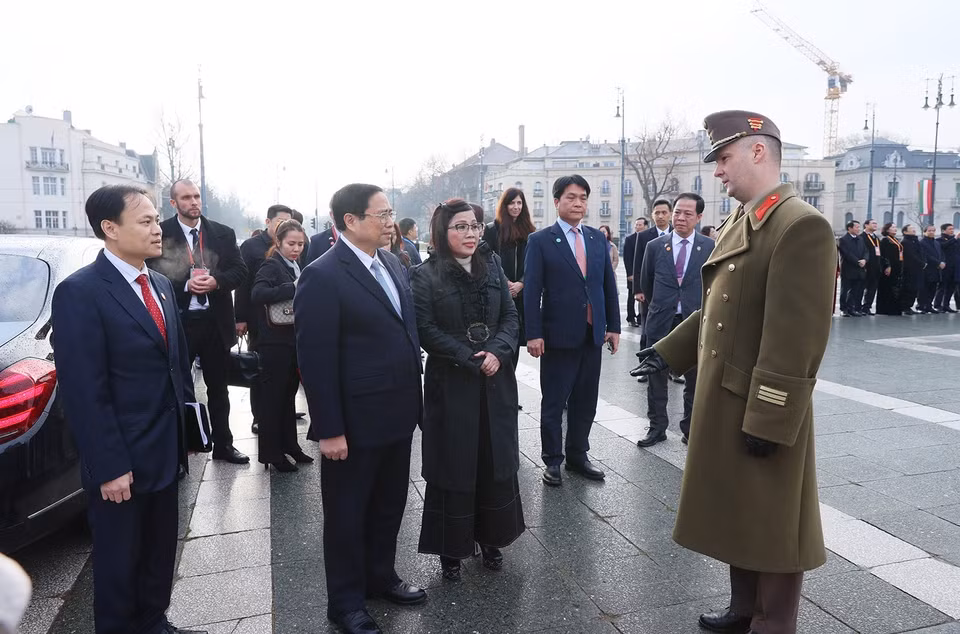 Thủ tướng Phạm Minh Chính và Phu nhân đến đặt hoa tưởng niệm các Anh hùng Hungary. (Ảnh: Dương Giang/TTXVN)