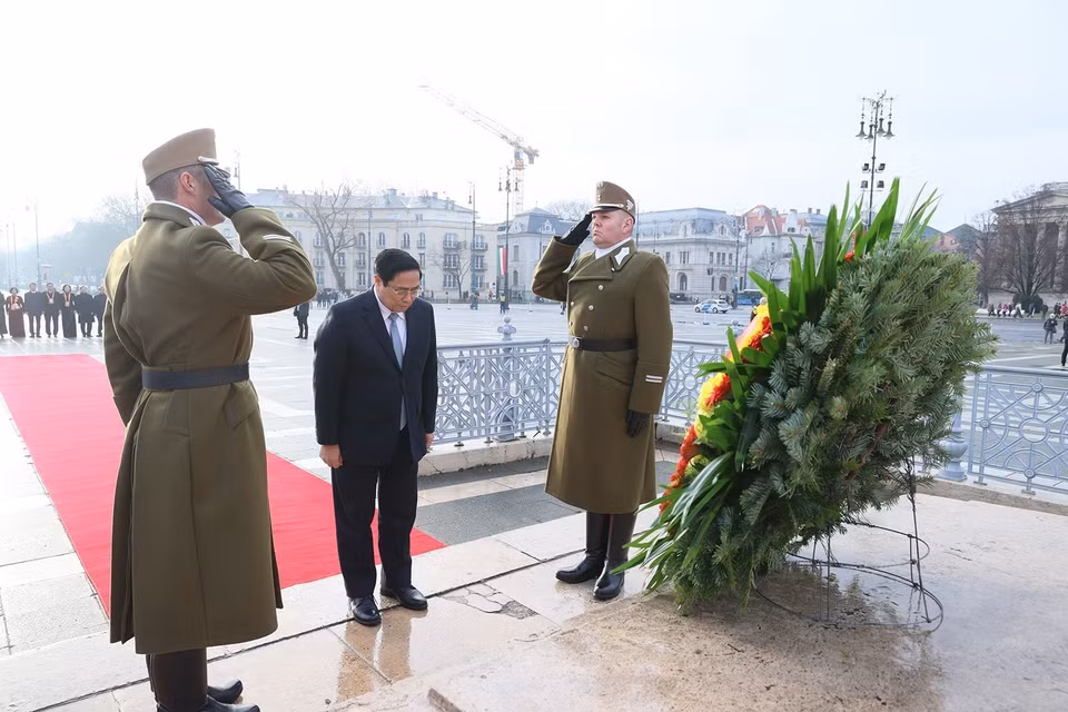 Thủ tướng Phạm Minh Chính đặt hoa tưởng niệm các Anh hùng Hungary. (Ảnh: Dương Giang/TTXVN)