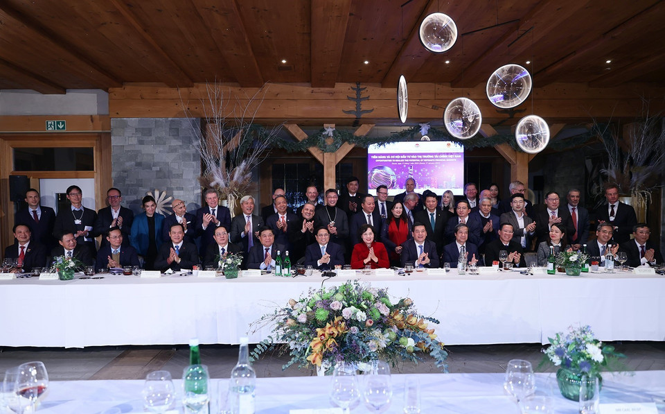 Thủ tướng với đại diện các Bộ, ngành và nhà đầu tư tham dự tọa đàm. (Ảnh: Dương Giang/TTXVN)