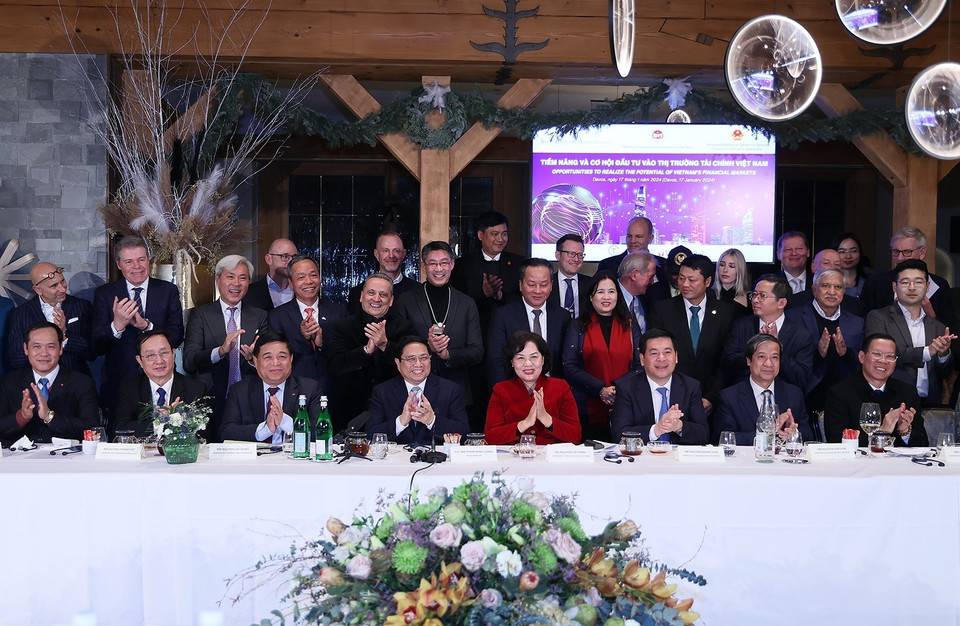 Thủ tướng Phạm Minh Chính với đại diện các Bộ, ngành và nhà đầu tư tham dự tọa đàm. (Ảnh: Dương Giang/TTXVN)