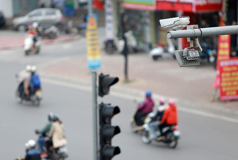 Trong năm 2015, Cảnh sát giao thông đã thực hiện thí điểm việc xử phạt bằng hình ảnh và đã xử lý được trên 2.000 trường hợp vượt đèn đỏ, đi sai làn. (Ảnh: Huy Hùng/TTXVN)