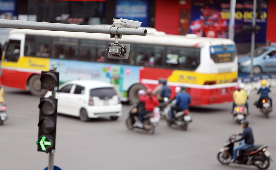 Trong tháng 12 tới đây, Phòng cảnh sát giao thông Hà Nội sẽ mở rộng hình thức xử lý bằng cách gửi thông báo về tận nhà chủ phương tiện. (Ảnh: Huy Hùng/TTXVN)