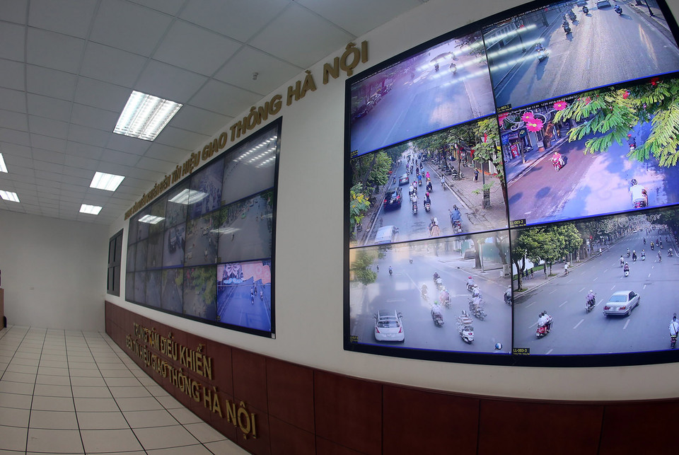 Các hình ảnh và dữ liệu sẽ được truyền về trung tâm, qua phân tích lỗi, khu vực vi phạm chuyển cho các đội Cảnh sát giao thông phụ trách địa bàn xử lý. (Ảnh: Huy Hùng/TTXVN)