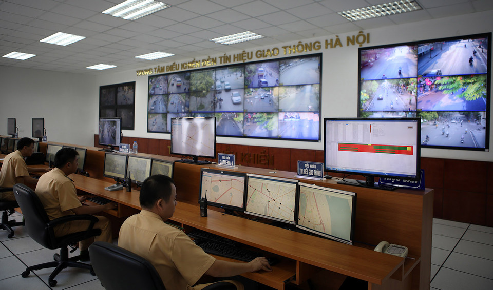 Các hình ảnh và dữ liệu sẽ được truyền về trung tâm, qua phân tích lỗi, khu vực vi phạm chuyển cho các đội Cảnh sát giao thông phụ trách địa bàn xử lý. (Ảnh: Huy Hùng/TTXVN)