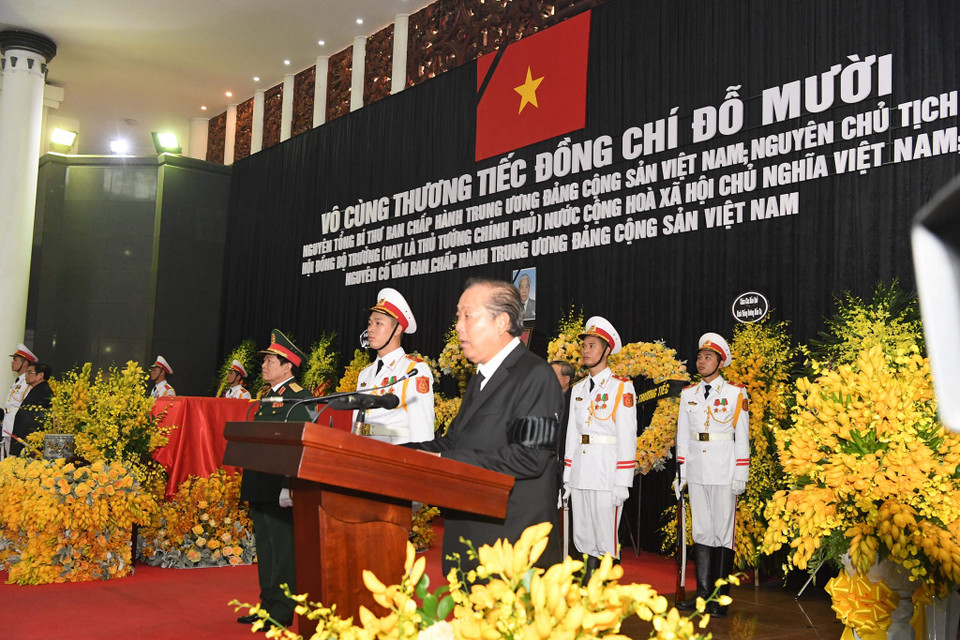 Phó Thủ tướng Thường trực Chính phủ Trương Hòa Bình điều hành lễ truy điệu. (Ảnh: Minh Sơn/Vietnam+)