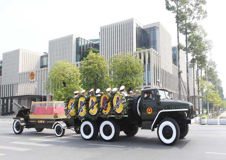 Đoàn xe đưa linh cữu nguyên Tổng Bí thư Đỗ Mười di chuyển trên đường Độc Lập (khu vực quảng trường Ba Đình và Nhà Quốc hội), Hà Nội. (Nguồn: TTXVN)