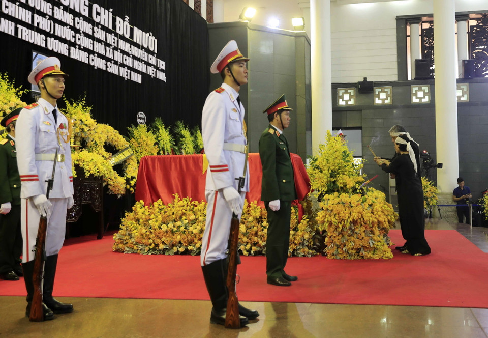 Đại diện gia đình dâng hương chia tay nguyên Tổng Bí thư Đỗ Mười. (Nguồn: TTXVN)