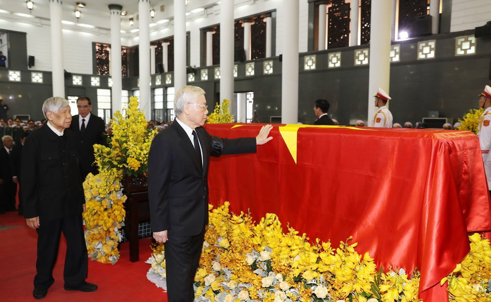 Tổng Bí thư Nguyễn Phú Trọng, nguyên Tổng Bí thư Lê Khả Phiêu và các đồng chí lãnh đạo, nguyên lãnh đạo Đảng, Nhà nước đi vòng quanh linh cữu lần cuối, vĩnh biệt đồng chí Đỗ Mười. (Ảnh: Trí Dũng/TTXVN)