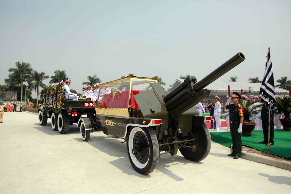 Linh xa chở linh cữu nguyên Tổng Bí thư Đỗ Mười về đến khu an táng, tại khu Ma Vang, thôn 1, xã Đông Mỹ, huyện Thanh Trì, Hà Nội. (Ảnh: Quang Quyết/TTXVN)