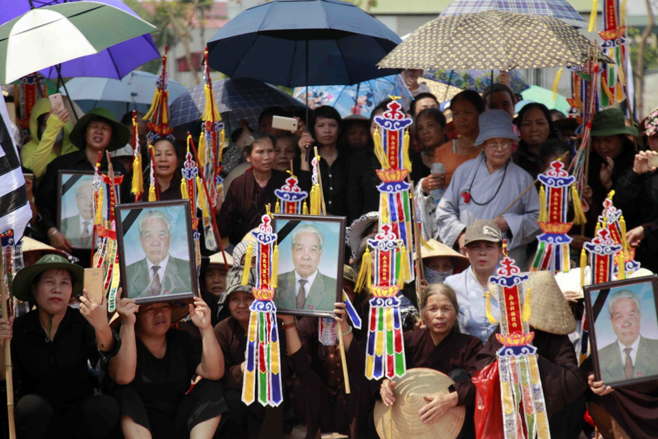 Người dân Đông Mỹ đón linh cữu nguyên Tổng Bí thư Đỗ Mười. (Ảnh: Quang Quyết/TTXVN)