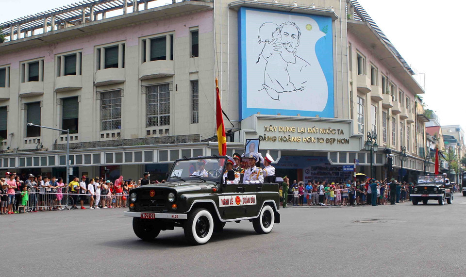 Đoàn xe tang đưa linh cữu nguyên Tổng Bí thư Đỗ Mười di chuyển từ phố Tràng Tiền sang phố Hàng Khay (Hà Nội). (Nguồn: TTXVN)