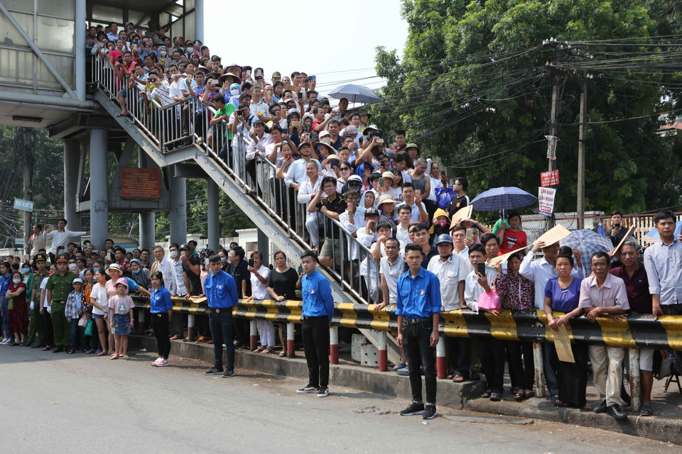 Người dân Thủ đô đưa tiễn linh cữu nguyên Tổng Bí thư Đỗ Mười trên đường Giải Phóng, trước cổng Bệnh viện Bạch Mai. (Ảnh: Dương Giang/TTXVN)