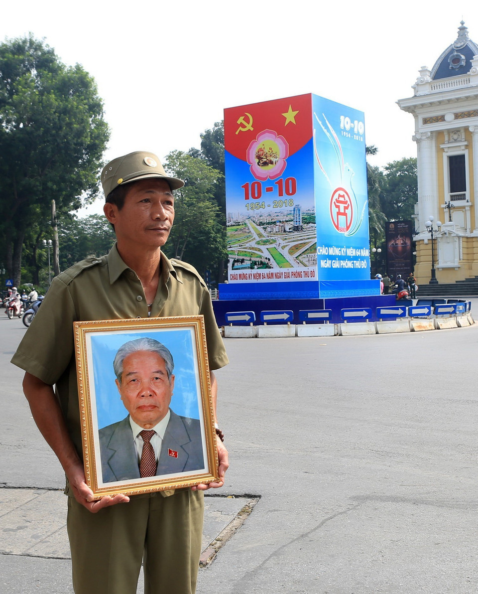 Người dân Thủ đô đưa tiễn nguyên Tổng Bí thư Đỗ Mười. (Nguồn: TTXVN)