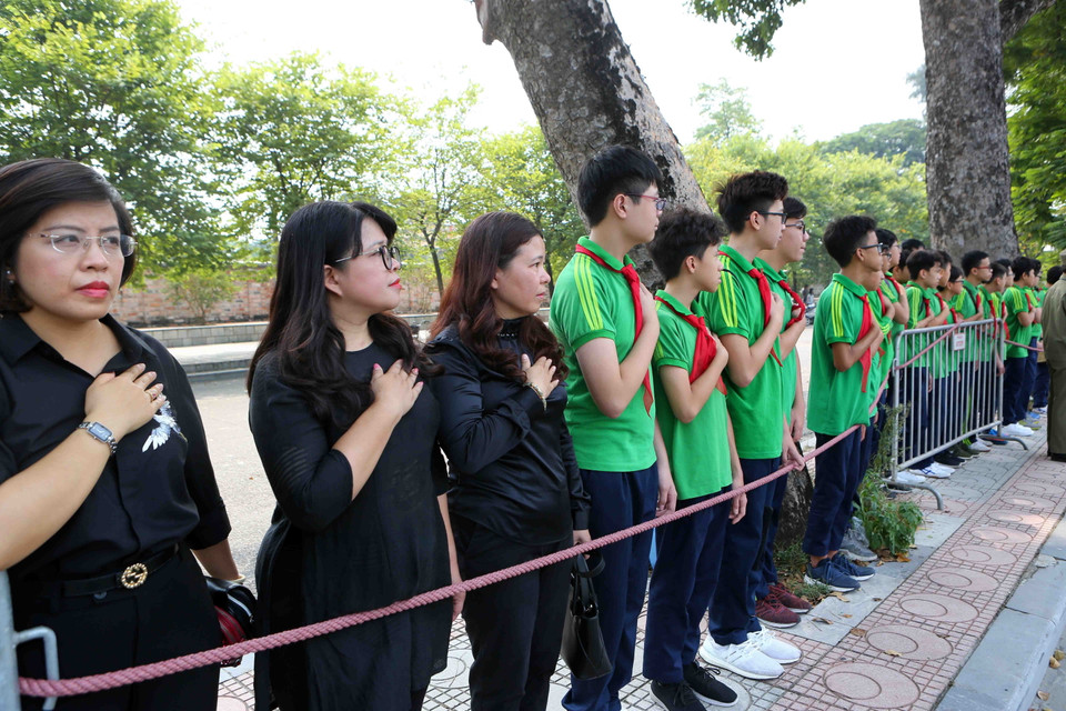 Giáo viên và các em học sinh trường THCS Nguyễn Tri Phương đưa tiễn linh cữu nguyên Tổng Bí thư Đỗ Mười trên phố Hoàng Diệu (Hà Nội). (Ảnh: Thành Đạt/TTXVN)