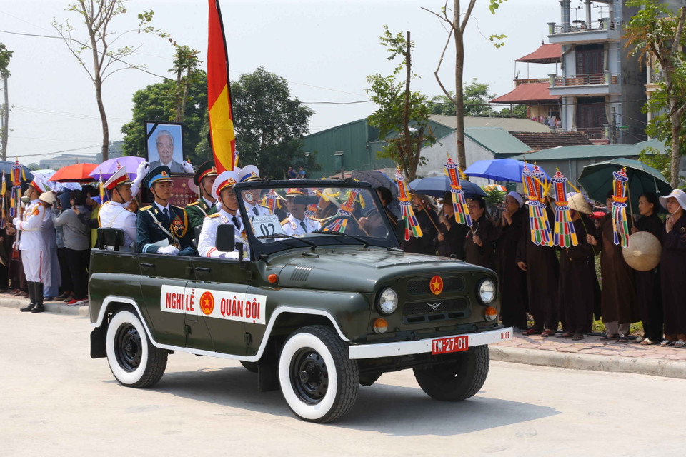Sau khi di chuyển trên nhiều tuyến phố Hà Nội, trưa 7/10, linh cữu nguyên Tổng Bí thư Đỗ Mười đã về tới khu an táng tại quê nhà, khu Ma Vang, thôn 1, xã Đông Mỹ, huyện Thanh Trì, Hà Nội. (Ảnh: Doãn Tấn/TTXVN)