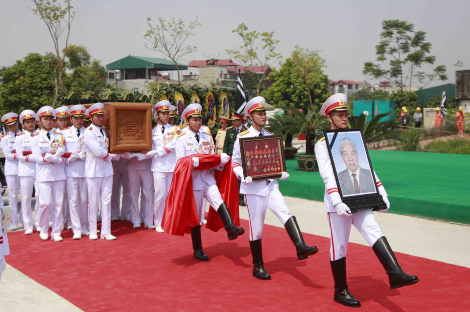 Đưa linh cữu nguyên Tổng Bí thư Đỗ Mười vào khu an táng tại quê nhà, khu Ma Vang, thôn 1, xã Đông Mỹ, huyện Thanh Trì, thành phố Hà Nội. (Ảnh: Quang Quyết/TTXVN)