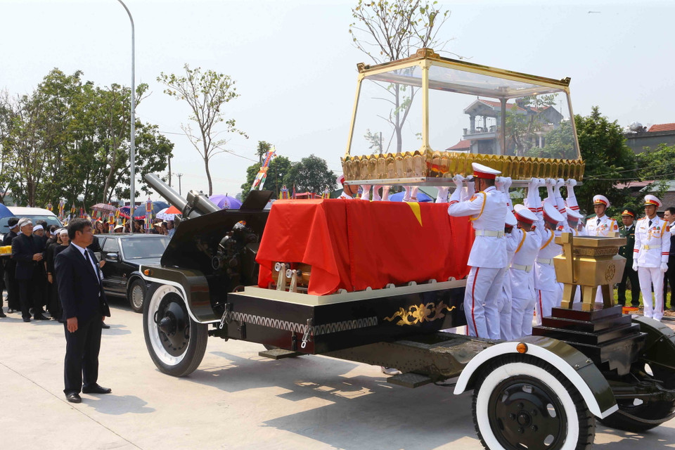 Đoàn xe tang đưa linh cữu nguyên Tổng Bí thư Đỗ Mười về tại quê nhà, khu Ma Vang, thôn 1, xã Đông Mỹ, huyện Thanh Trì, thành phố Hà Nội. (Ảnh: Doãn Tấn/TTXVN)