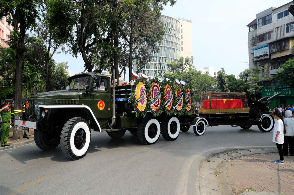 Đoàn xe tang đưa linh cữu nguyên Tổng Bí thư Đỗ Mười di chuyển trên phố Lê Thánh Tông (Hà Nội). (Nguồn: TTXVN)