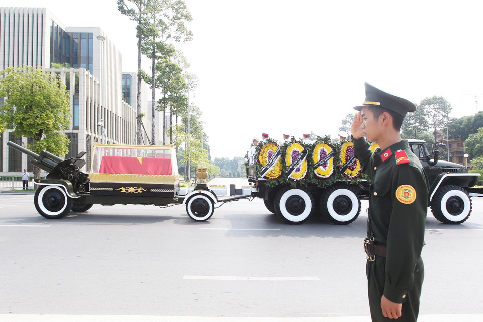 Đoàn xe đưa linh cữu nguyên Tổng Bí thư Đỗ Mười di chuyển trên đường Độc Lập (khu vực quảng trường Ba Đình và Nhà Quốc hội), Hà Nội. (Nguồn: TTXVN)