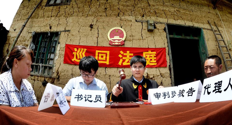 Họ mang tới cho người dân những lời khuyên dân sự, đặc biệt về việc bảo vệ quyền của mình khi sử dụng và thuê đất tư. (Nguồn: CCTVNews)