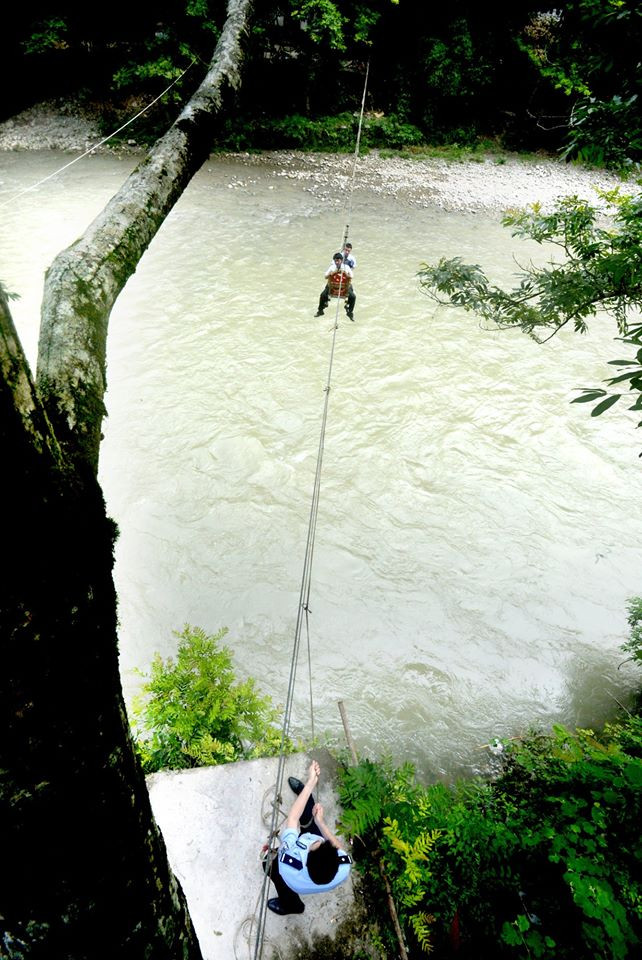 Dây cáp treo được dân làng làm cách đây 10 năm là cách duy nhất để người trong làng liên hệ với thế giới bên ngoài. (Nguồn: CCTVNews)