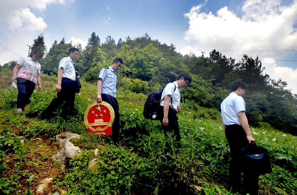 Đối với thẩm phán Wang Wei, đây là lần thứ hai anh trượt trên dây. Vị thẩm phán trẻ, tốt nghiệp cách đây hai năm, chia sẻ anh vẫn rùng mình mỗi lần nhìn thấy dòng sông chảy xiết phía dưới nhưng đây là nhiệm vụ anh phải làm cùng với những người cộng sự của mình. (Nguồn: CCTVNews)