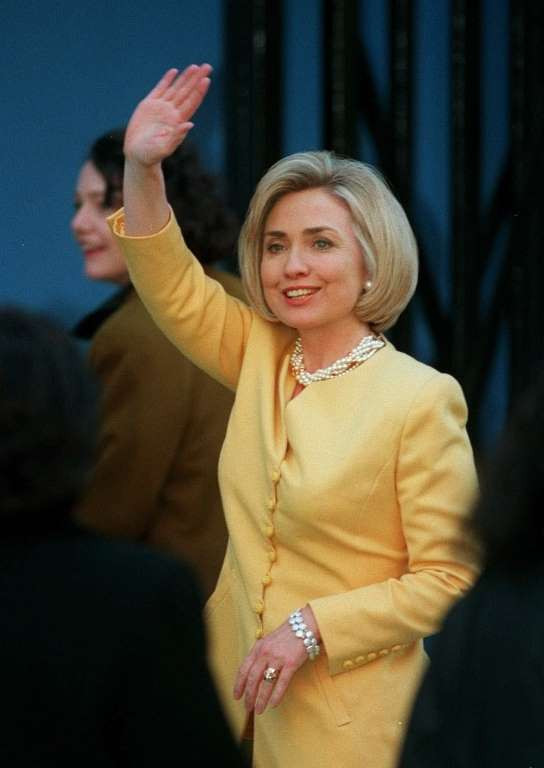 Bà Clinton mặc chiếc váy vàng trong chuyến đi tới Harlem vào năm 1998. (Nguồn: AP)