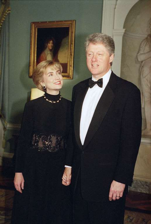Bà Clinton mặc một chiếc váy màu đen trong một bữa ăn tối ở Bộ Ngoại giao tại Washington, Mỹ, vào năm 1994. (Nguồn: AP)