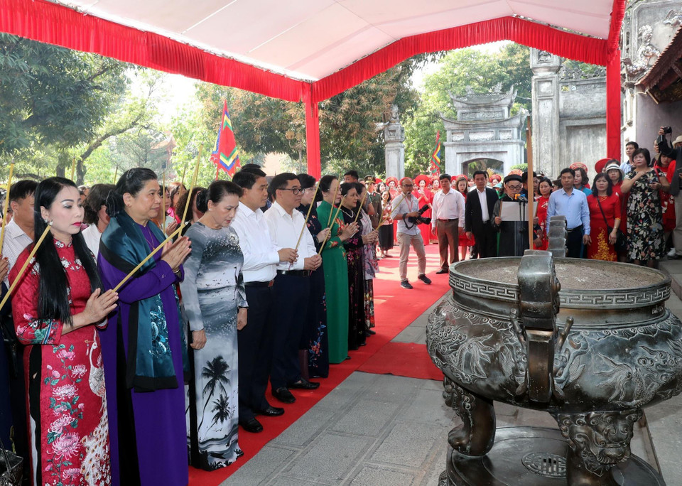 Chủ tịch Quốc hội Nguyễn Thị Kim Ngân và các đại biểu dâng hương tại Đền thờ Hai Bà Trưng. (Ảnh: Trọng Đức/TTXVN)