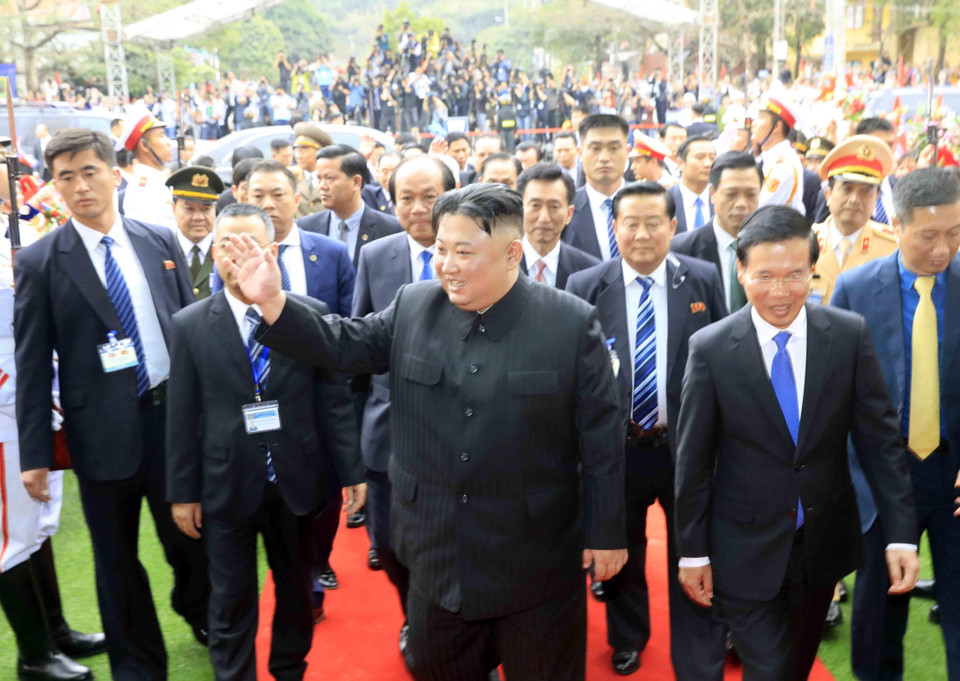 Chủ tịch Triều Tiên Kim Jong-un vẫy chào các đại biểu và người dân Lạng Sơn ra tiễn tại ga Đồng Đăng. (Ảnh: Nhan Sáng/TTXVN)