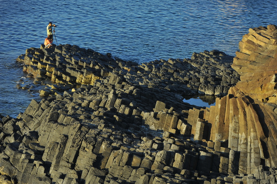 Ghềnh Đá Đĩa được hình thành khi núi lửa phun trào dung nham xuống biển. (Ảnh: Minh Đức/TTXVN)