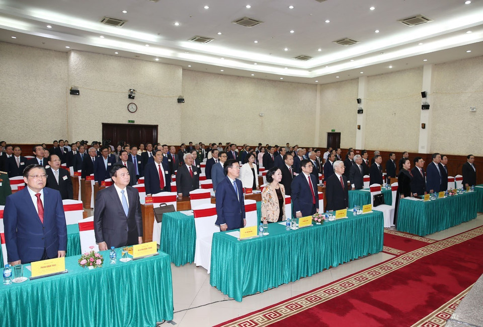 Các đồng chí lãnh đạo Đảng, Nhà nước và các đại biểu dự Lớp bồi dưỡng thực hiện nghi lễ chào cờ. (Ảnh: Trí Dũng/TTXVN)