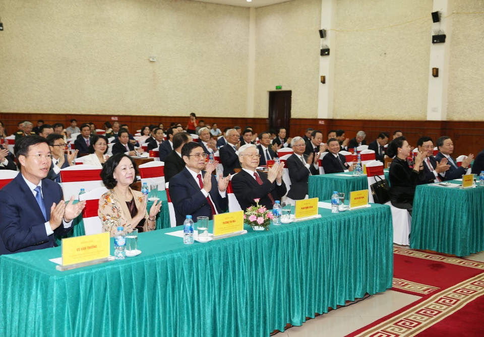 Các đồng chí lãnh đạo Đảng, Nhà nước và các đại biểu dự Lớp bồi dưỡng, cập nhật kiến thức. (Ảnh: Trí Dũng/TTXVN)