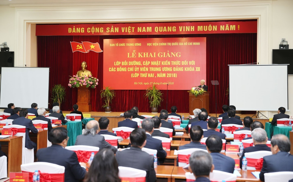 Sáng 27/8, Ban Tổ chức Trung ương và Học viện Chính trị Quốc gia Hồ Chí Minh phối hợp tổ chức Lễ khai giảng Lớp bồi dưỡng, cập nhật kiến thức đối với các đồng chí Ủy viên Trung ương Đảng, lớp thứ hai. (Ảnh: Trí Dũng/TTXVN) 