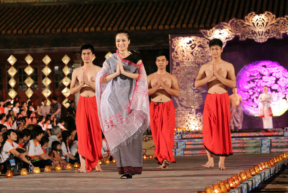 Trình diễn trang phục truyền thống của nước Ấn Độ. (Ảnh: Trần Lê Lâm/TTXVN)