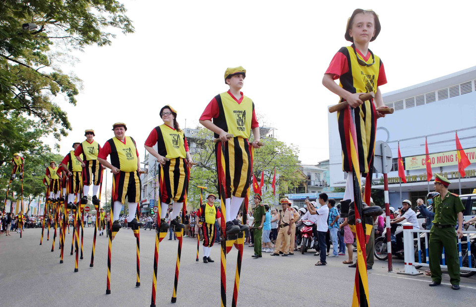 Biểu diễn đi cà kheo tại lễ hội. (Ảnh: Trần Lê Lâm/TTXVN)