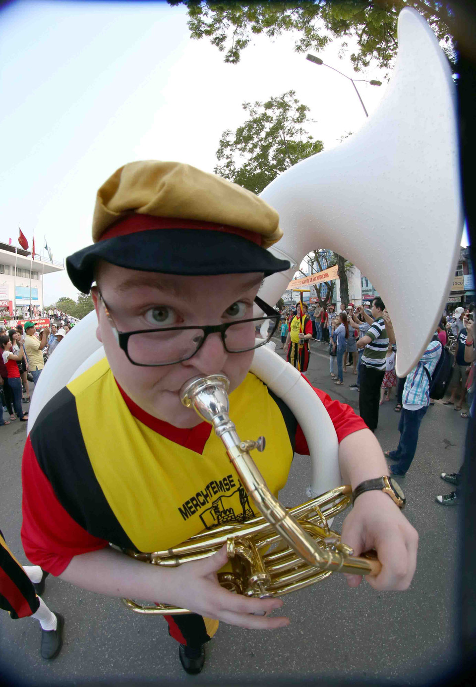 Nhạc công lễ hội đường phố vui đùa dí dỏm với ống kính Phóng viên. (Ảnh: Trần Lê Lâm/TTXVN)