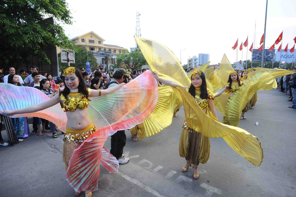 Sự hòa quyện giữa âm nhạc và vũ điệu đặc sắc rất riêng của các đoàn nghệ thuật đồng điệu trong dòng chảy văn hóa qua ngôn ngữ không biên giới trên những đường chính của thành phố Huế. (Ảnh: Minh Đức/TTXVN)