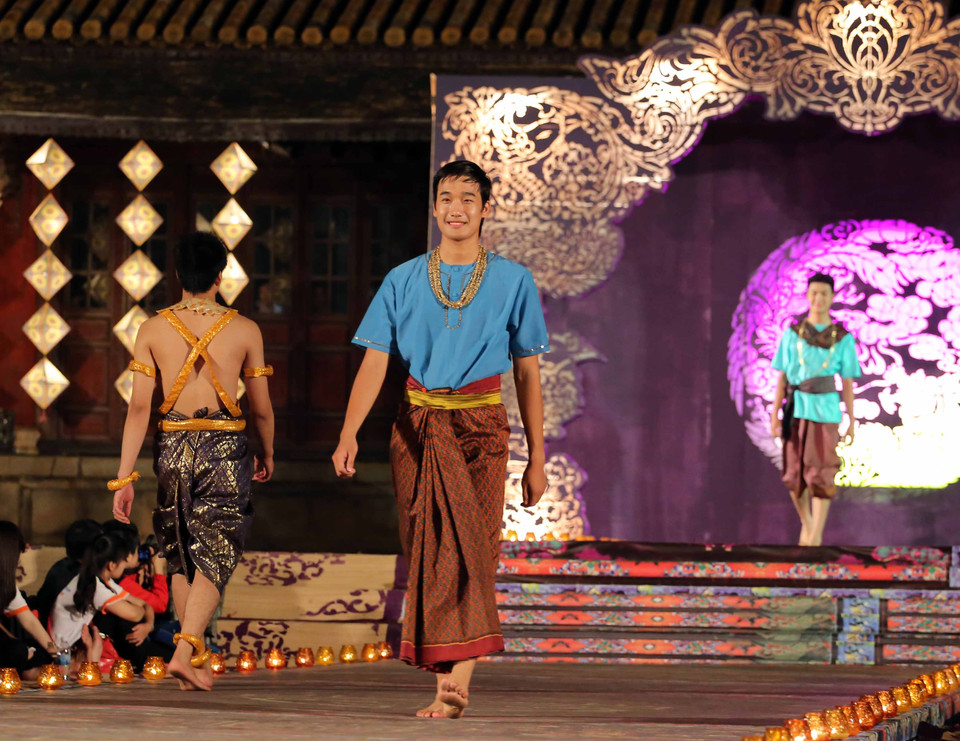 Trình diễn trang phục truyền thống của nước Campuchia. (Ảnh: Trần Lê Lâm/TTXVN)