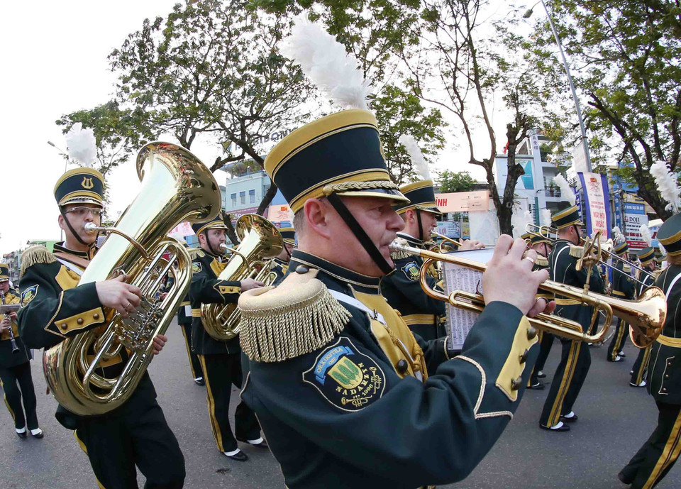 Đoàn nghệ thuật Ba Lan biểu diễn tại lễ hội đường phố. (Ảnh: Trần Lê Lâm/TTXVN)