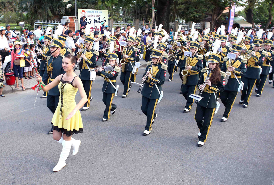 Đoàn nghệ thuật Ba Lan biểu diễn kèn theo đội hình trên tuyến đường Trần Hưng Đạo (Huế). (Ảnh: Trần Lê Lâm/TTXVN)